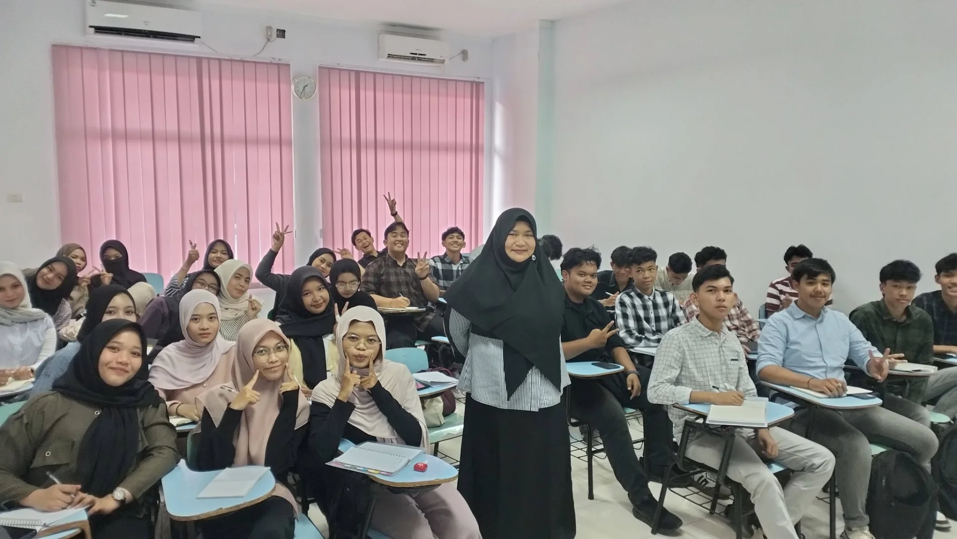 Yusti Elida with students